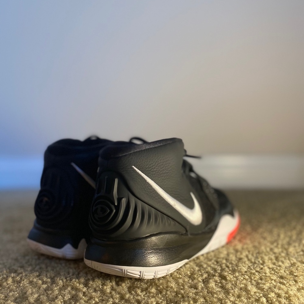 Kyrie 6 boys basketball shoes size 6Y - Picture 2 of 7